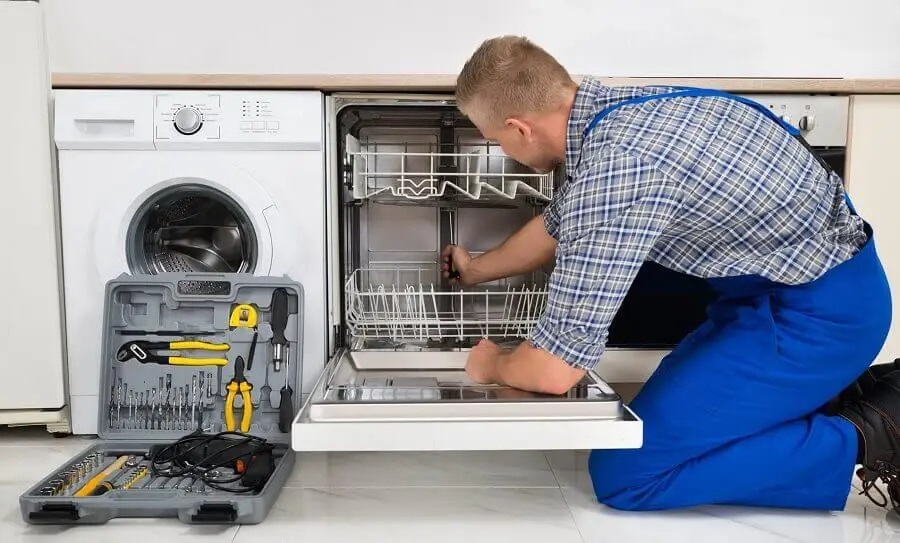 Kaynaşlı Sunny servisi teknisyen ekibi beyaz eşya tamiri yaparken